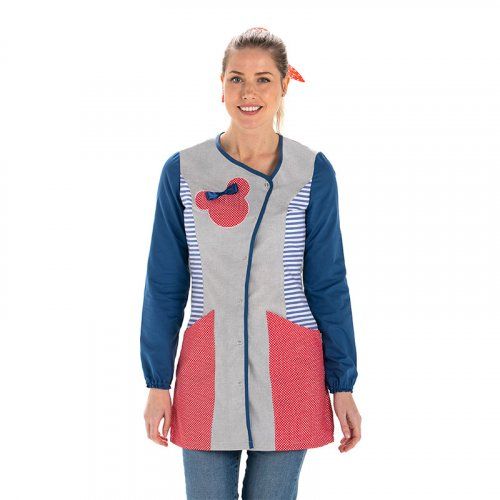 ¿Eres profesor en un colegio o escuela infantil de Valladolid? ¿Estás buscando un babero para tus hijos divertido, resistente y fácil de limpiar? Cuenta con la ropa para centros educativos de El Triunfo.
En nuestra tienda de ropa de trabajo en Valladolid podrás descubrir las batas, estolas y zuecos de moda en nuestra colección de uniformes para centros educativos. Consulta nuestro catálogo online y encontrarás divertidos babis con dibujos animados para los alumnos y batas de colores para los profesores.
La combinación perfecta de estilo y funcionalidad para los maestros y maestras clientes de El Triunfo.
Ropa para maestros y profesores
Contamos con batas estampadas de mujer con dibujos que asombrarán a los alumnos y les hará estar más atentos a las explicaciones. Batas de colores con imágenes de animales, vehículos, corazones, juguetes o escenas de My Little Pony y Peppa Pig.
Dentro de nuestra oferta de batas para profesores dispones de una colección de batas sin mangas para maestras, muy cómodas y fáciles de poner con unos estampados infantiles.
Si lo prefieres, en Ropa Laboral El Triunfo también disponemos de estolas estampadas, que se abrochan como un delantal, o batas blancas para los profesores más clásicos. Por supuesto, los maestros de Educación Infantil y de Educación Primaria también encontrarán talla en nuestras batas estampadas unisex.
Babis divertidos para el colegio
Para los más pequeños, vendemos babis en una amplia variedad de colores y patrones. Y de todas las tallas, de 0 a 8 años. Estas batas infantiles permitirán que tu hijo o hija no manche la ropa con pinturas, rotuladores o comida y que pueda guardar en sus bolsillos los materiales de la clase.
Los textiles de alta calidad son cómodos, no irritan la piel delicada de los niños sensibles y además son resistentes y fáciles de lavar. Durarán tanto tiempo como los necesites, así que en caso de duda opta por la talla superior para garantizar que no tendrás problema durante el curso escolar. Como ya sabrás, los niños crecen muy rápido a estas edades.
Y para el almuerzo, no olvides que contamos en nuestro catálogo de ropa infantil con bolsas y mochilas en las que podrás guardar el bocadillo y una botella de agua. Echa un vistazo a nuestros complementos de ropa infantil.
Calzado laboral para profesores
Ser docente implica tener que estar de pie durante muchas horas, explicando los temas o ayudando a tus alumnos a corregir los ejercicios y las actividades propuestas. Si bien unos zapatos cómodos o unas zapatillas pueden ser suficientes, si cuentas con un calzado específico diseñado para adaptarse a la morfología de tus pies.
Son lavables, anatómicos, antideslizantes y ergonómicos. Además, los tienes en diferentes tallas y colores para acertar seguro con tu elección. Los profesores que han acudido a El Triunfo para encontrar su calzado no han vuelto a utilizar calzado de calle en el aula. Pruébalos en tu próxima clase y pásate a los zuecos. No te arrepentirás.