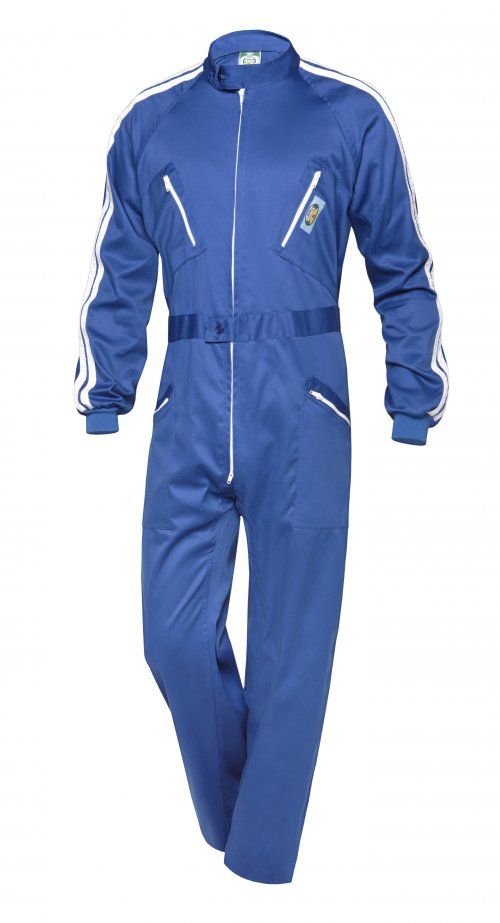 Trabajar en una fábrica o en una cadena de montaje industrial no es una tarea sencilla. Requiere de un esfuerzo físico diario y la ropa puede sufrir roturas o manchas por el trajín diario de los empleados.
Por ello, desde la tienda de ropa laboral en Valladolid, El Triunfo, ofrecemos a nuestros clientes de los Polígonos Industriales de Valladolid, particulares y autónomos dedicados al sector industrial las mejores soluciones en cuanto a equipamiento se refiere.
Vestuario laboral para industria y construcción
La diferencia entre contar con ropa específica para tu trabajo y no llevarla es notable. Por ello, en nuestro catálogo de ropa de trabajo industrial en Valladolid, podrás encontrar un completo surtido de buzos, pantalones, cazadoras, chaquetas, térmicas, camisetas, sudaderas, botas y complementos.
En nuestra tienda apostamos por ofrecer un trato personalizado y exclusivo a los clientes. Por eso siempre estamos a tu disposición si tienes dudas sobre tallas, disponibilidad, ventajas e inconvenientes de cualquiera de nuestros productos.
Si quieres saber más sobre cada uno de ellos, haz clic en cada producto y consulta sus características y los materiales con los que han sido confeccionados. Resistentes y duraderos, aguantan diferentes temperaturas, protegen del frío y el calor extremo y son muy cómodos, para permitir libertad de movimiento.
Entre otras categorías, en El Triunfo podrás encontrar ropa impermeable, ropa ignífuga y ropa antiestática para poder trabajar al cien por cien y en condiciones seguras en cualquier ambiente, sea cual sea la tarea.
Equipamientos para trabajo industrial
Respecto al origen de nuestros productos, en la tienda de ropa laboral El Triunfo apostamos por el mercado nacional como proveedor de nuestras equipaciones. Estos distribuidores son nacionales en su mayoría y elaboran sus productos en España.
Empresas familiares, arraigadas en el comercio local de cada provincia, que cuidan al trabajador y se preocupan por el impacto ambiental de su actividad y los residuos que ella genera.